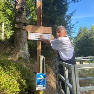 Gemeinde-und-Ehrenamt-erneuern-Beschilderung-auf-sechs-Wanderwegen-scaled